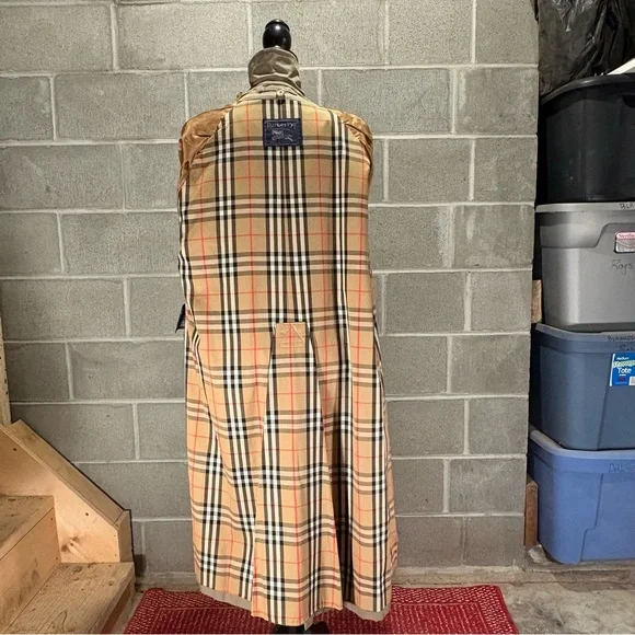 Burberry trench coat. - Picture 8 of 16